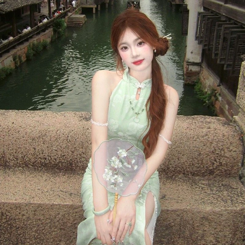 新中式国风清冷感绿色改良旗袍性感风情万种绝美挂脖长款女夏季