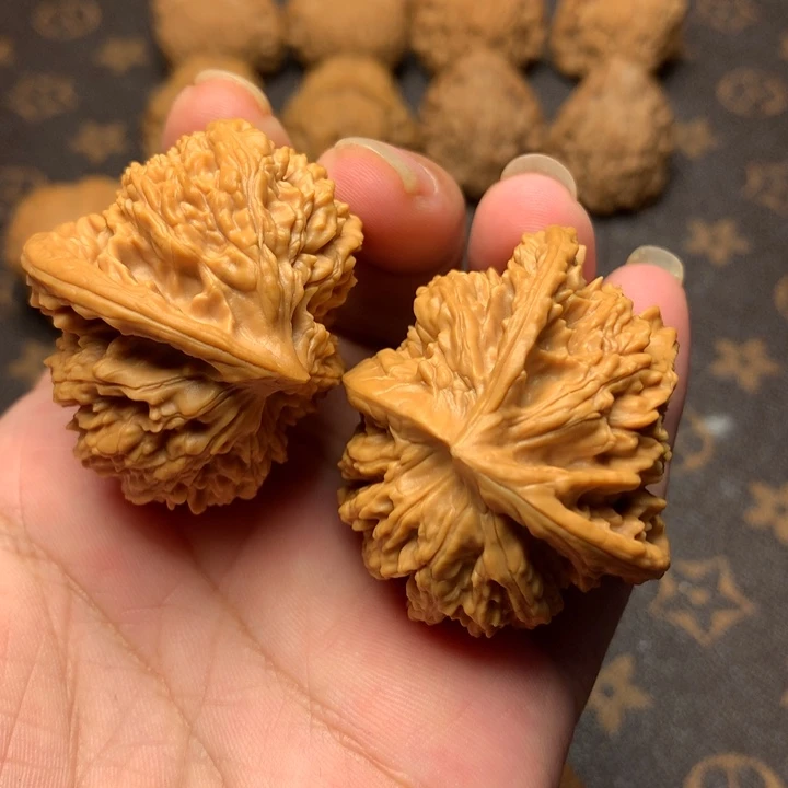 文玩核桃盘龙虎座山雕