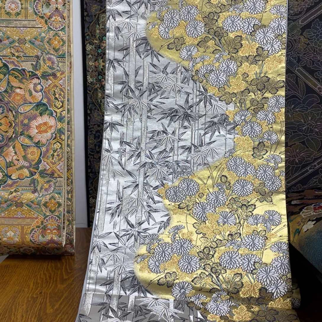 织绣织锦缎。织锦，