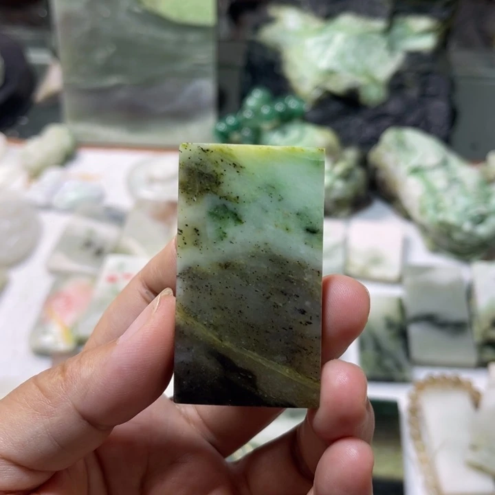 独山玉未镶嵌颈饰