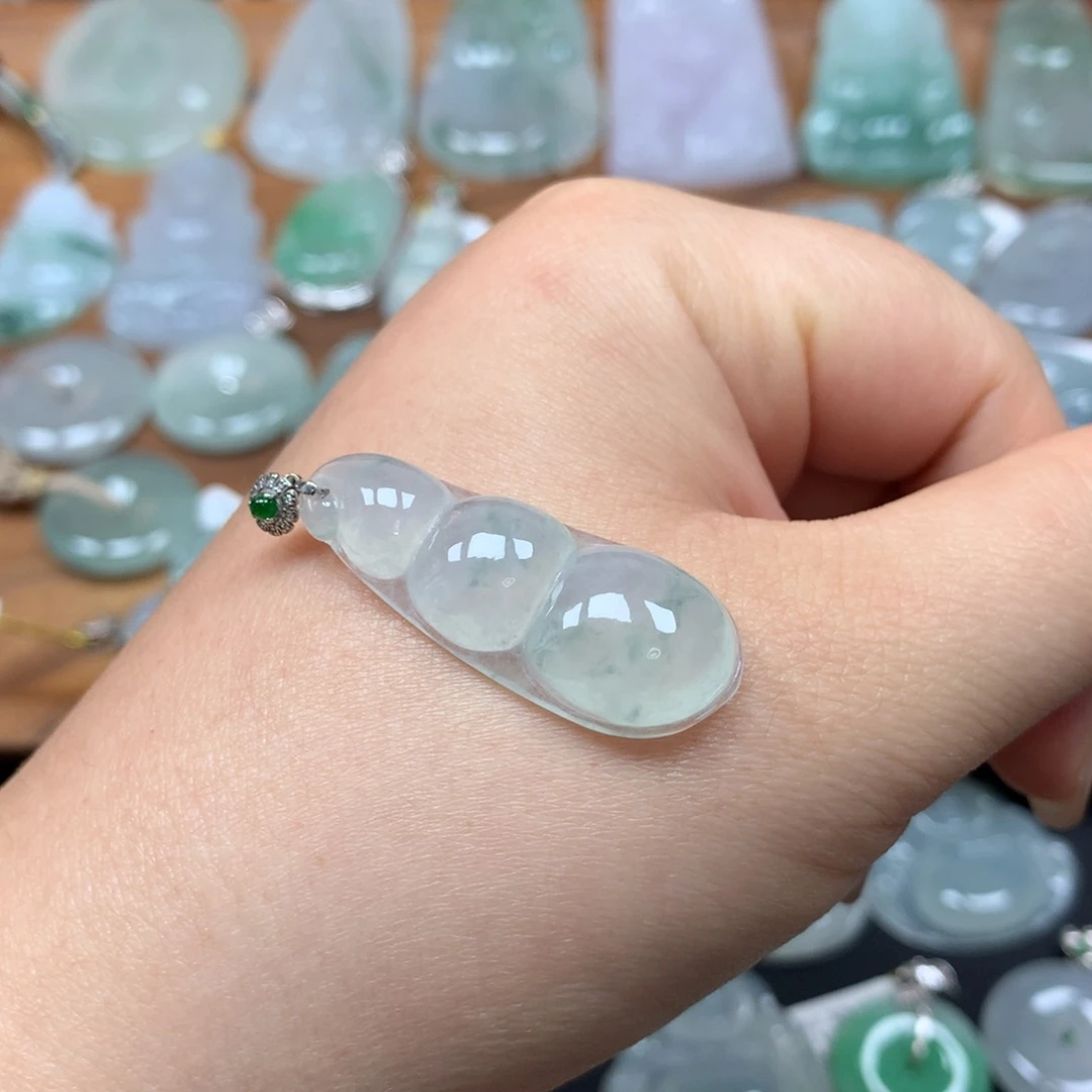 翡翠18K金镶嵌颈饰谜豆子