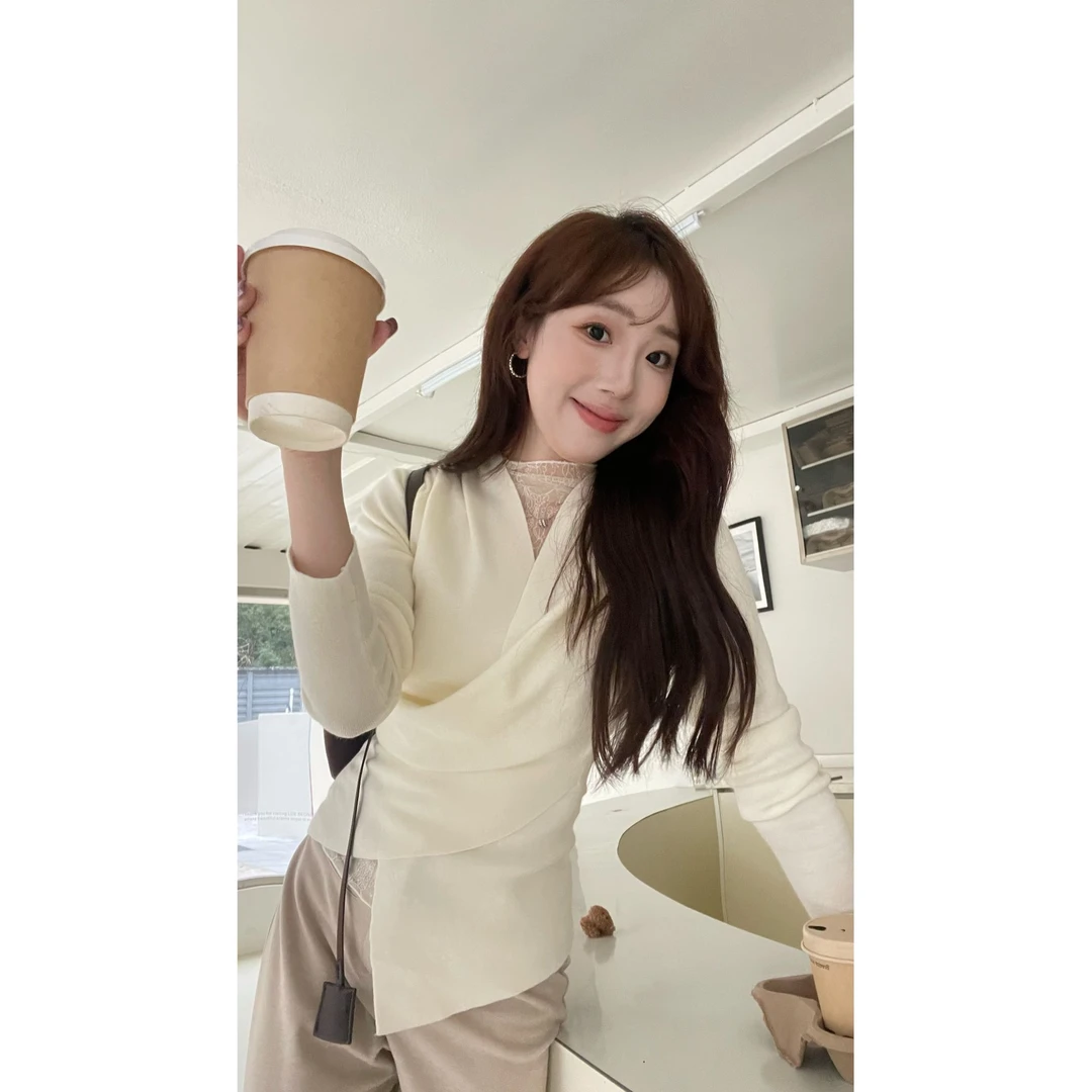 YPP！【蕾丝小心机】气质黑色蕾丝V领长袖T恤女法式上衣