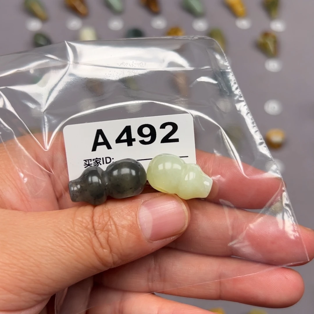 未镶嵌蛇纹石玉颈饰江**粟微瑕不退不换