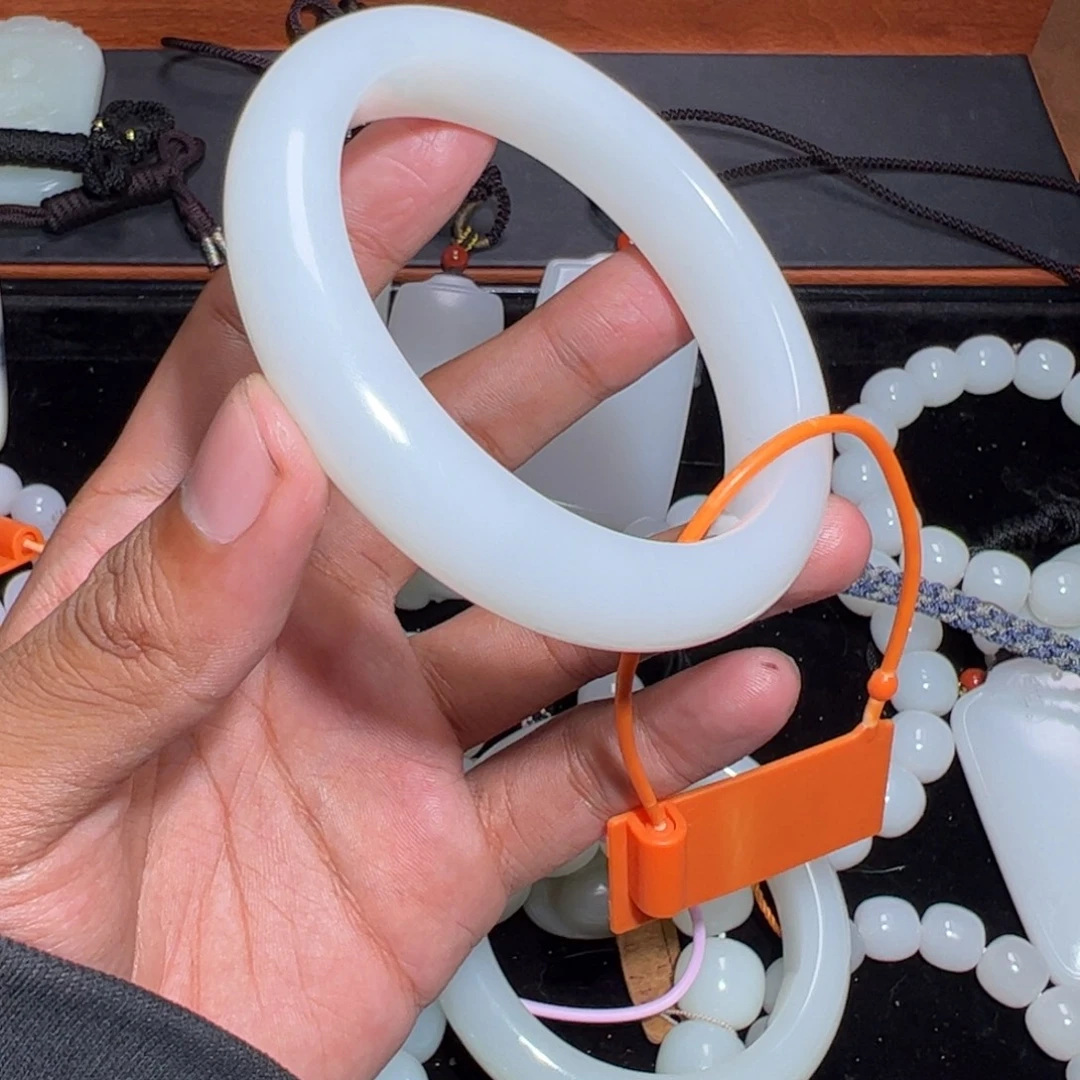 岁****和田玉未镶嵌手链