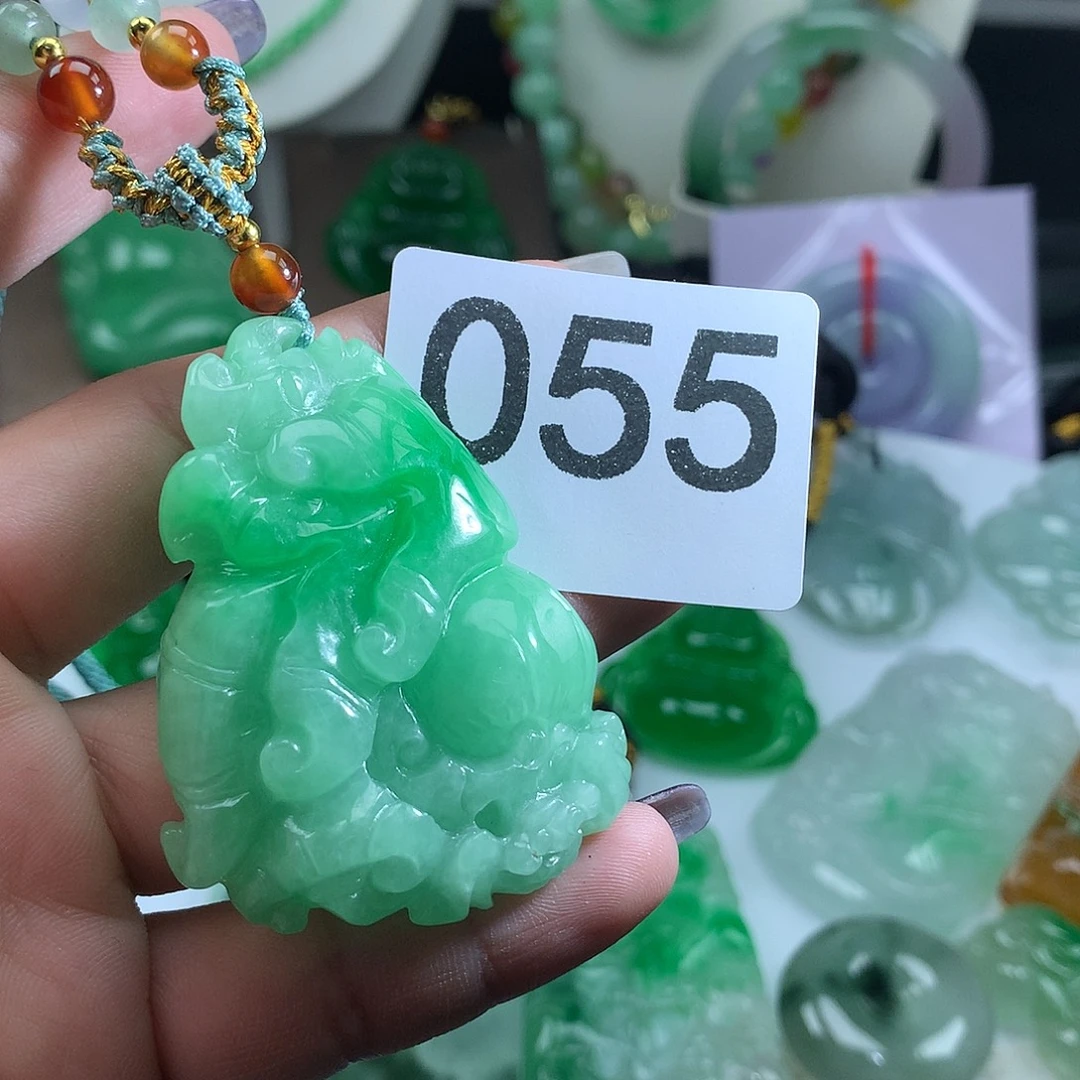 翡翠未镶嵌吊坠(赠链)