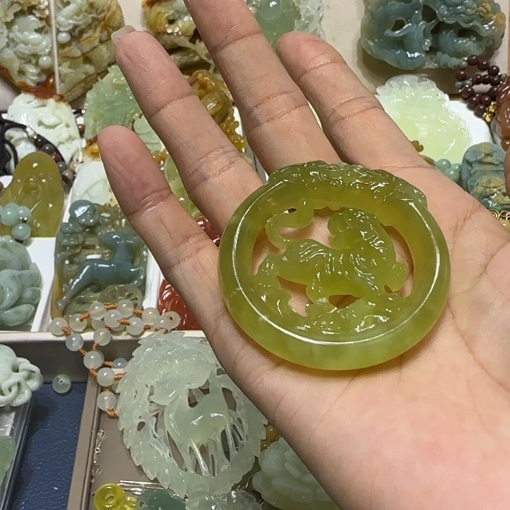 蛇纹石玉吊坠未镶嵌虚**愚