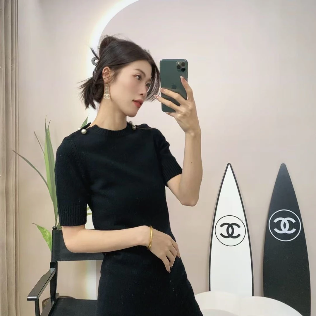 95新 Chanel/香奈儿 麦殿/黑色羊绒短袖17B/241202WLFTT08