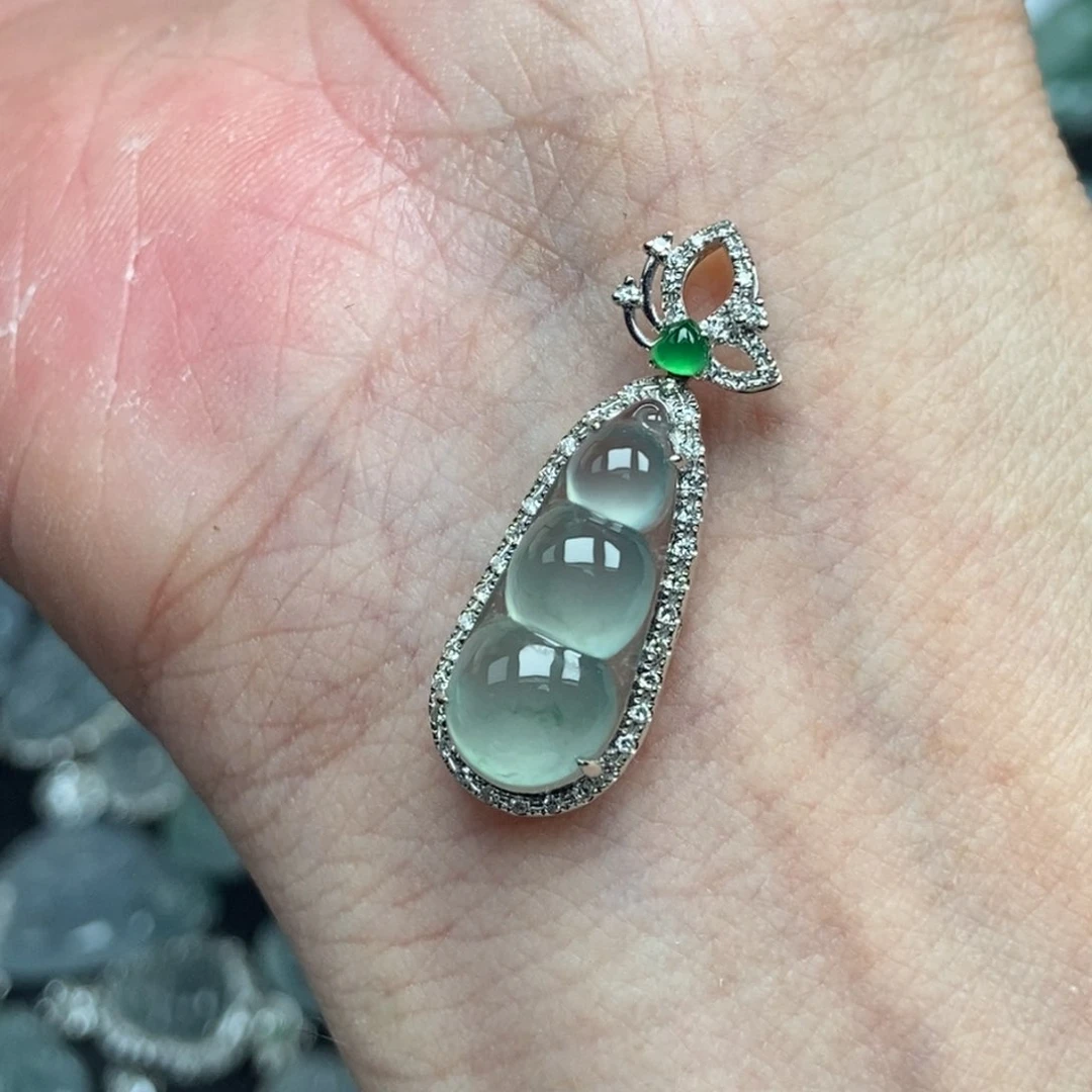 颈饰18K金镶嵌翡翠豆子