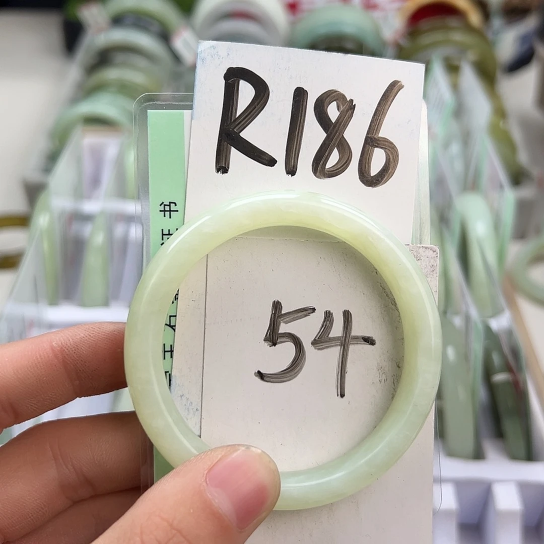 岫玉手镯未镶嵌卡****.天然岫玉微瑕，可以正常佩戴