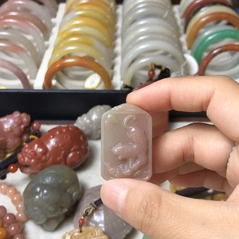 石英质玉未镶嵌颈饰