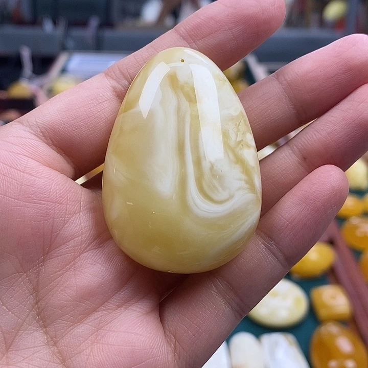 琥珀未镶嵌珠宝奇石18.65瓷白花蜡水滴吊坠