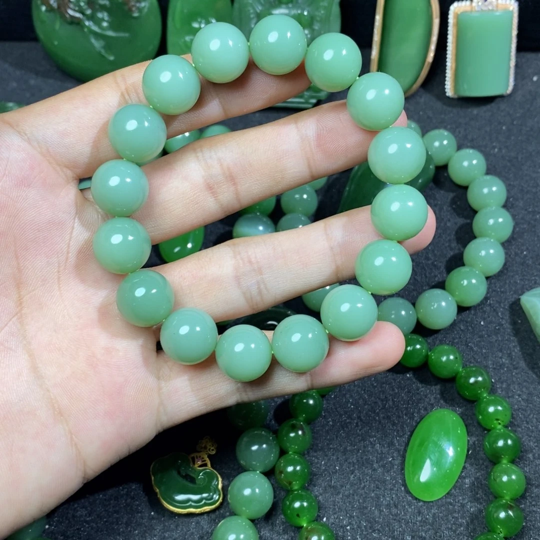 颈饰未镶嵌和田玉（碧玉）