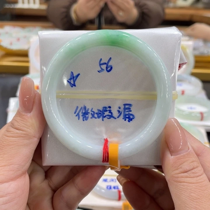 翡翠手镯未镶嵌翡翠