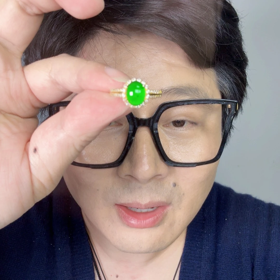 翡翠未镶嵌颈饰一件