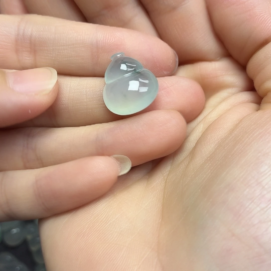 翡翠未镶嵌颈饰飘花葫芦