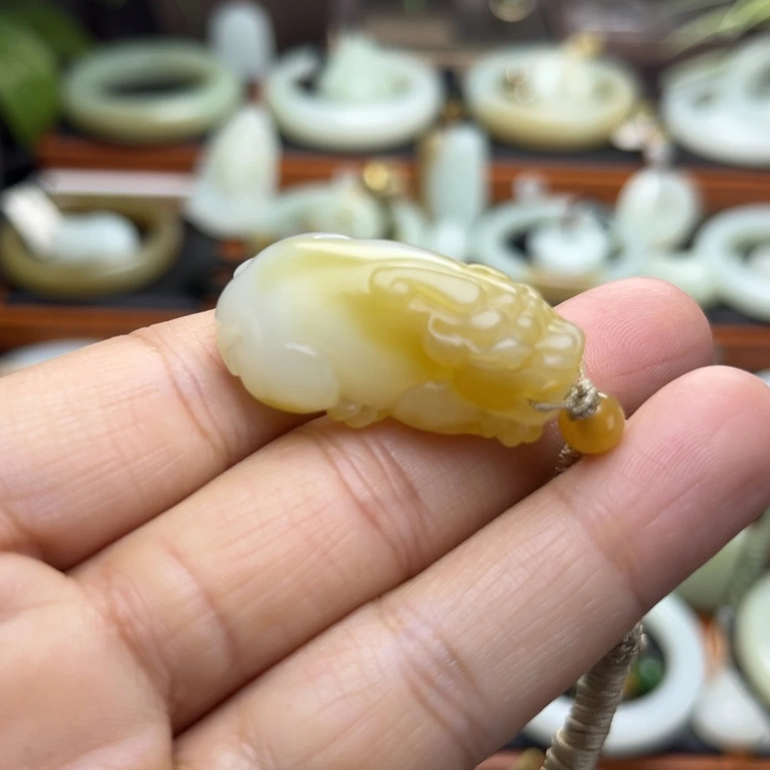 和田玉（糖玉）未镶嵌颈饰且末金山貔貅