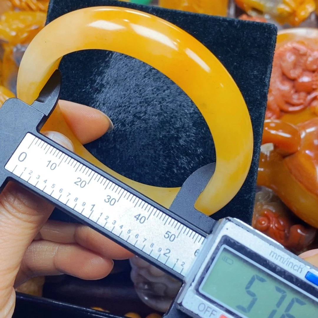 未镶嵌石英质玉（黄龙玉）颈饰