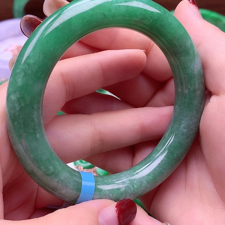翡翠手镯未镶嵌翡翠