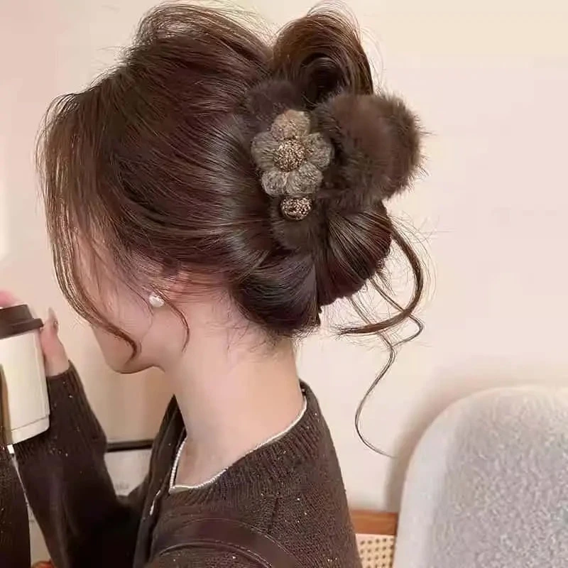 毛绒花朵抓夹女冬季鲨鱼夹发夹2025新款高级感后脑勺盘发夹子发饰