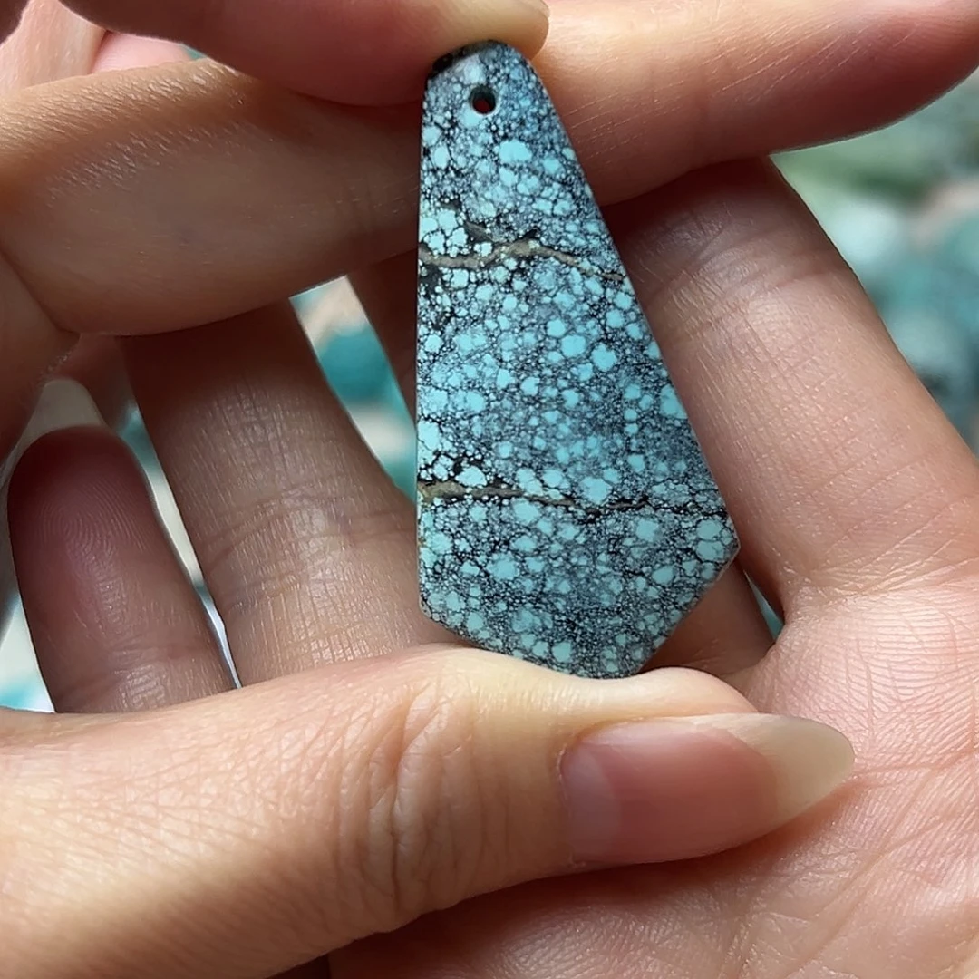 绿松石未镶嵌颈饰