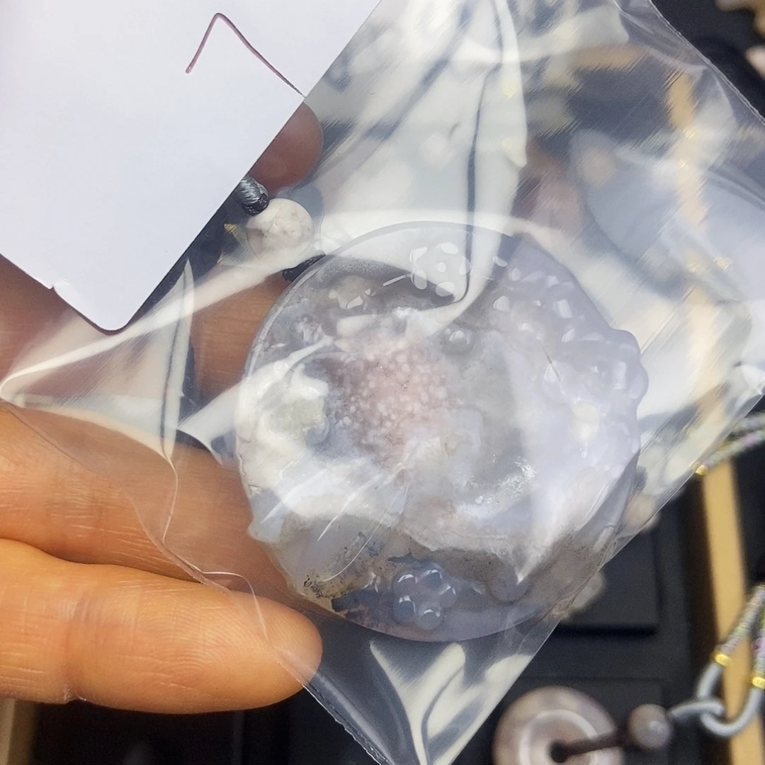 石英质玉颈饰未镶嵌被***鸟