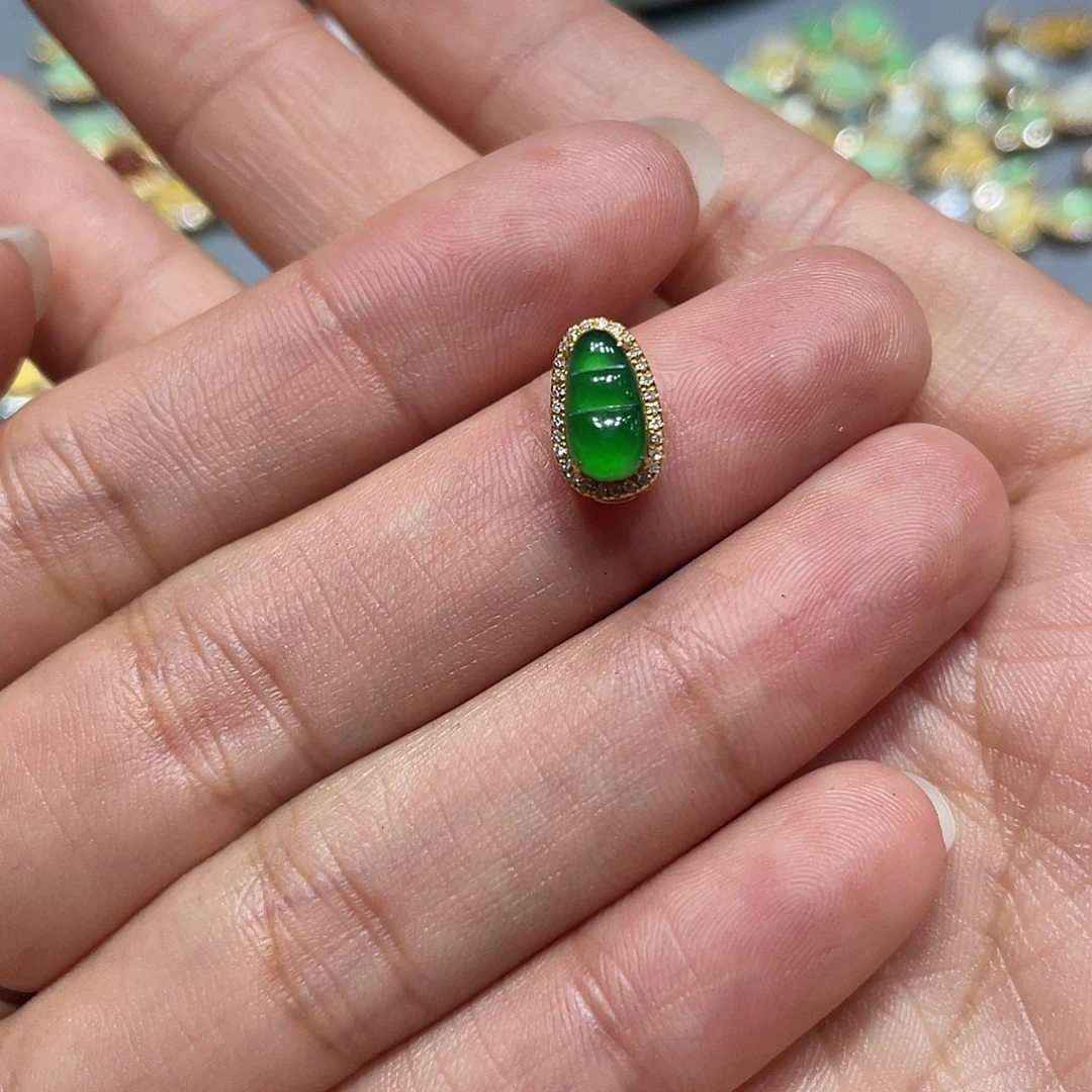 翡翠吊坠(不含链)18K金镶嵌