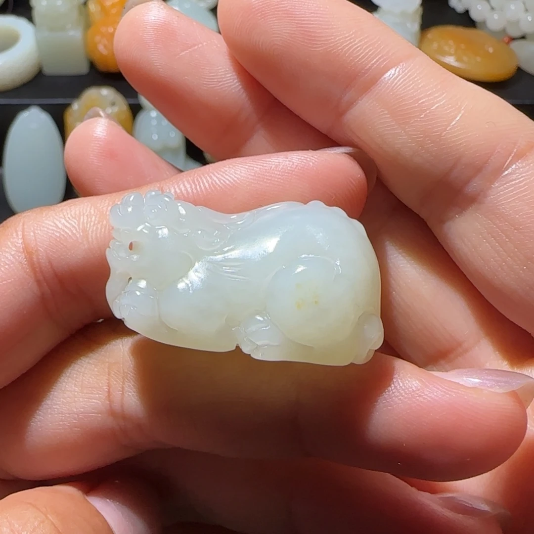 晨***鸣和田玉未镶嵌颈饰