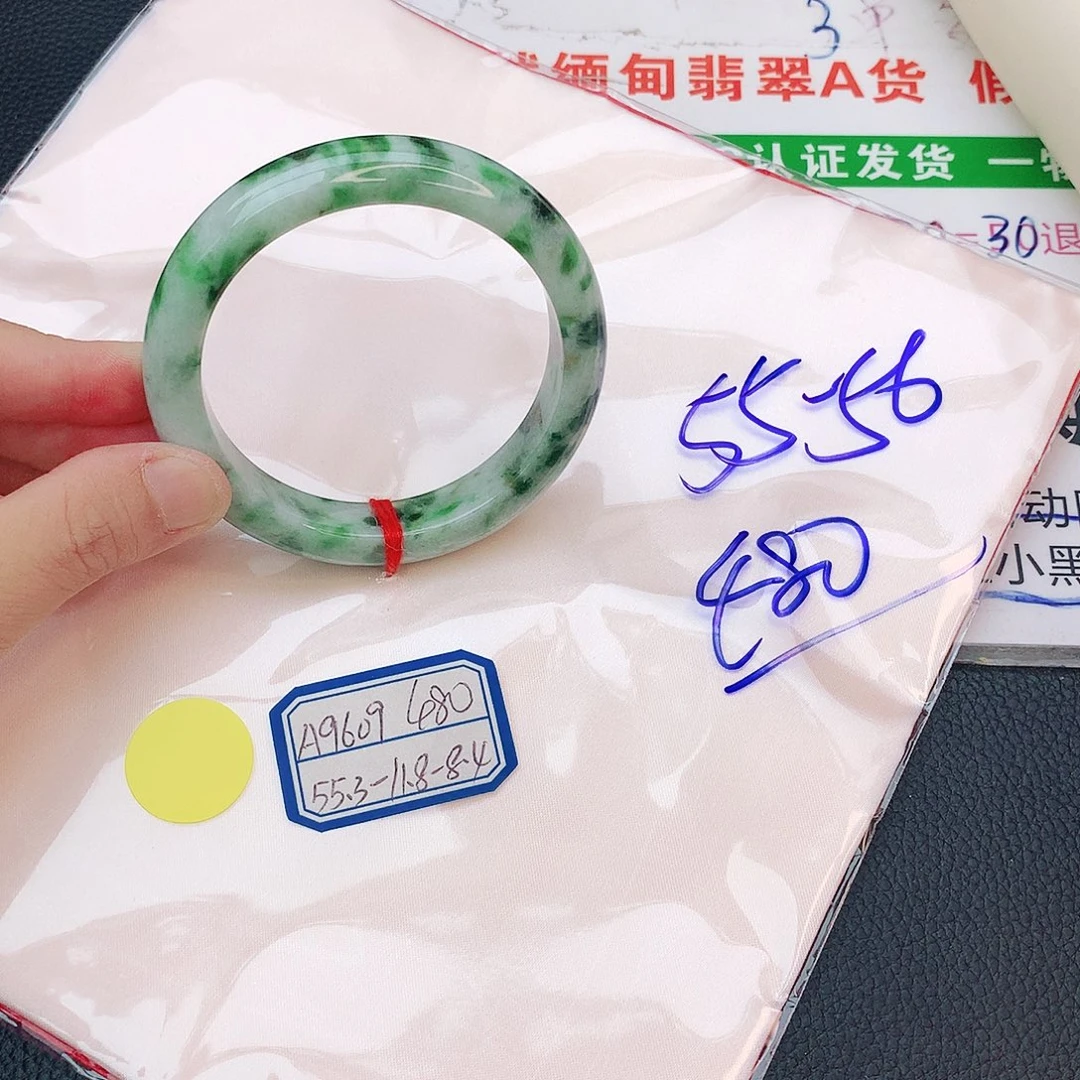 翡翠手镯未镶嵌翡翠