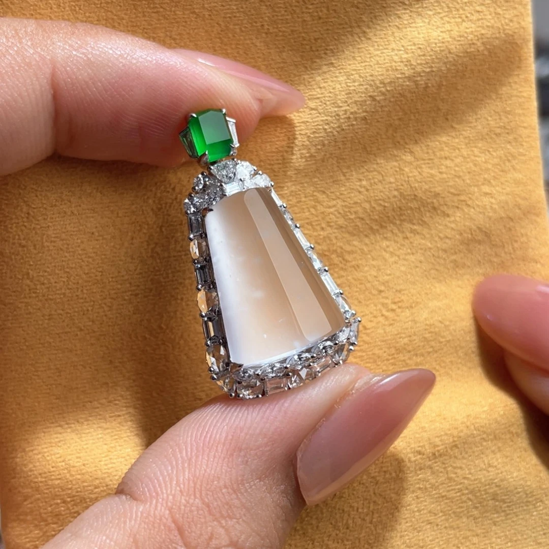 翡翠18K金镶嵌颈饰无事柱