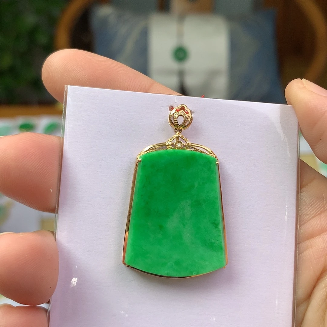 H***Y翡翠18K金镶嵌颈饰翡翠首饰