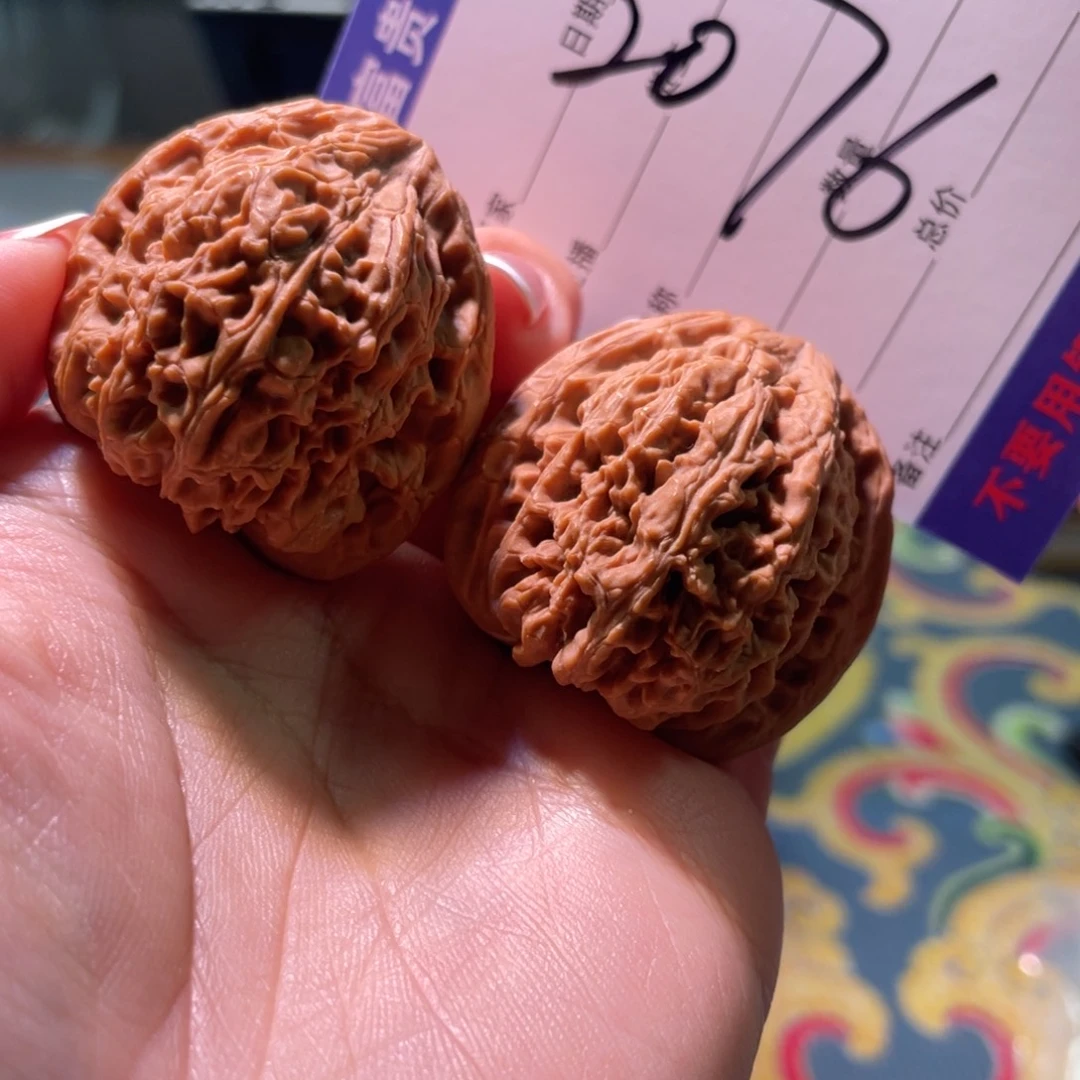 欧***柯把件核桃37左右三角脸谱红皮南将石
