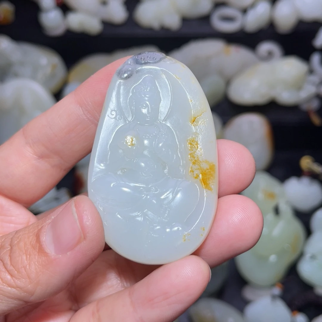 和田玉颈饰未镶嵌捧***菊