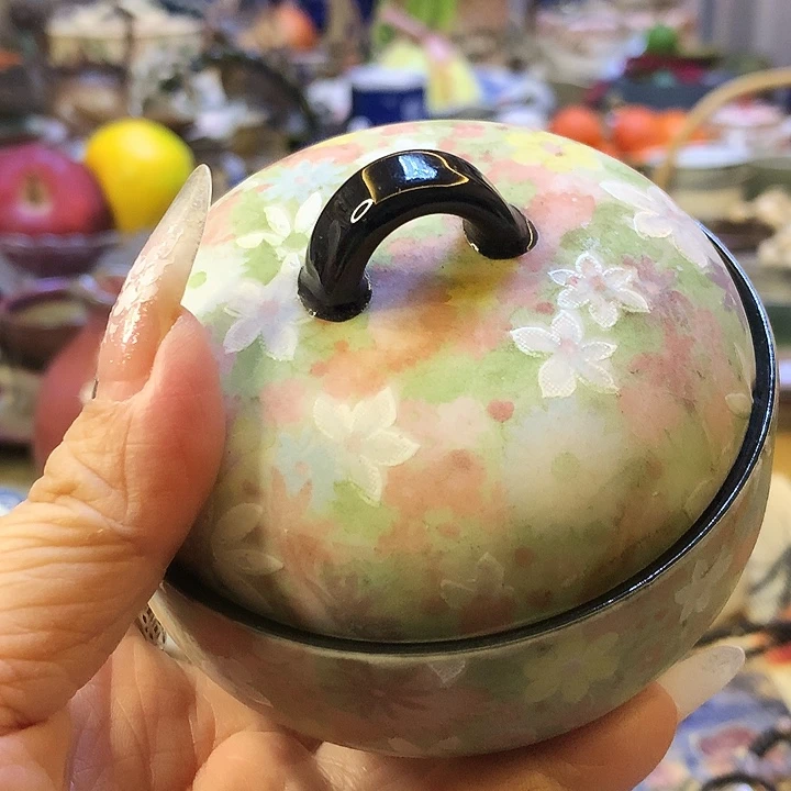 器物的色彩搭配起来很漂亮