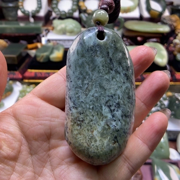 未镶嵌岫岩老玉（透闪石质玉）把件