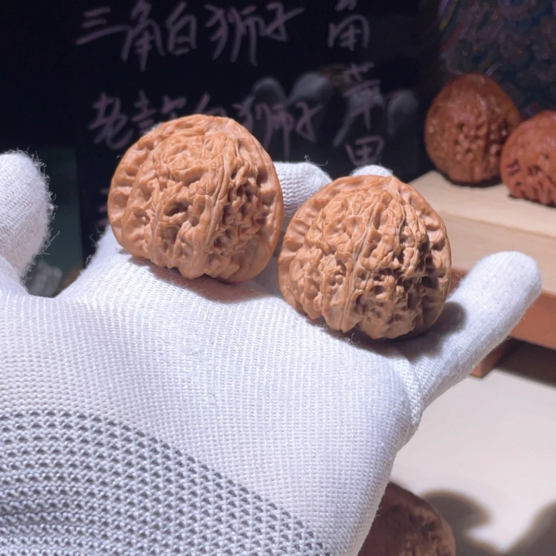 圈***圈文玩核桃把件三角白3773，4040