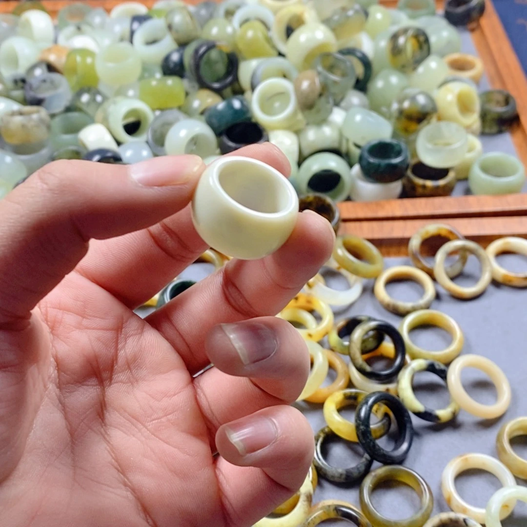 蛇纹石玉未镶嵌戒指45。