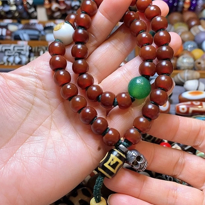 玛瑙/玉髓颈饰未镶嵌么****?