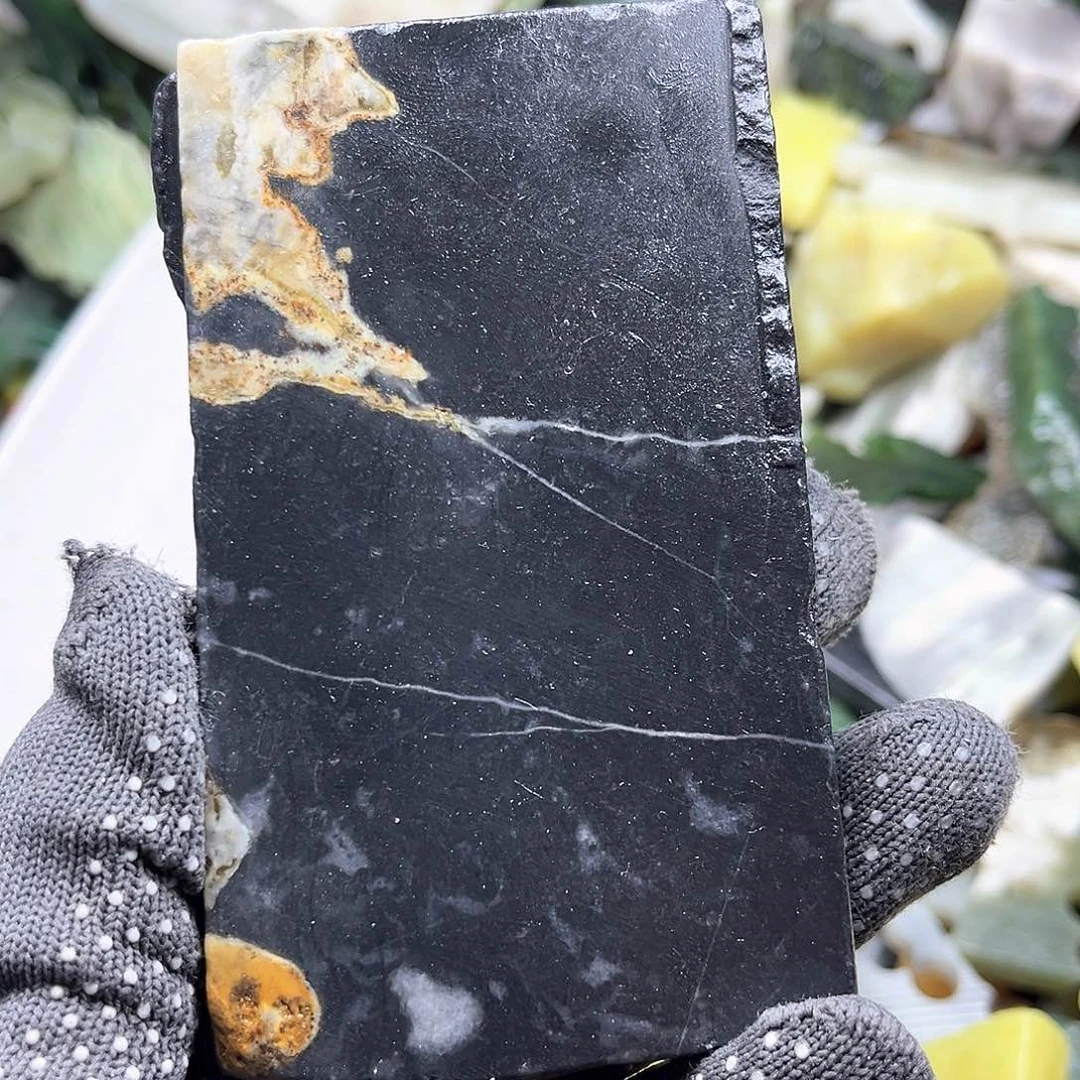 颈饰未镶嵌石英岩玉