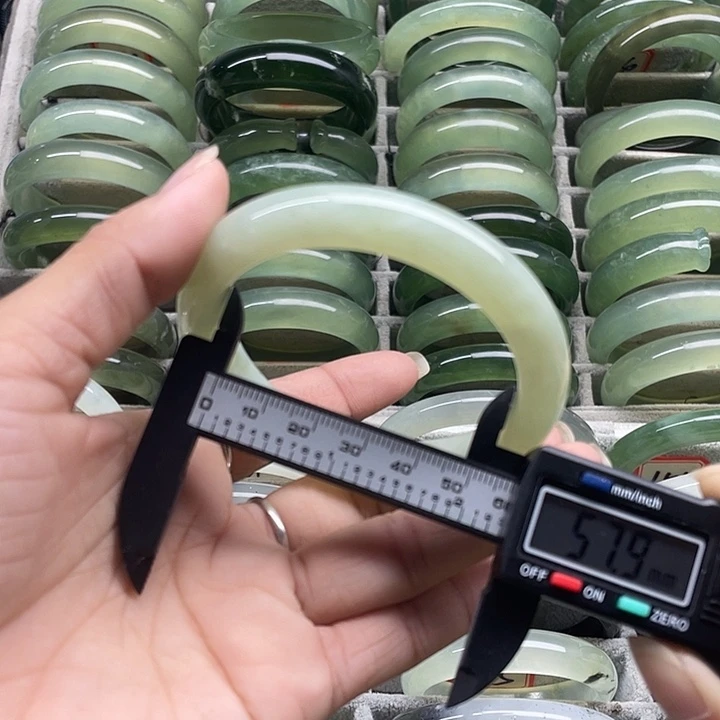 蛇纹石玉未镶嵌手镯126