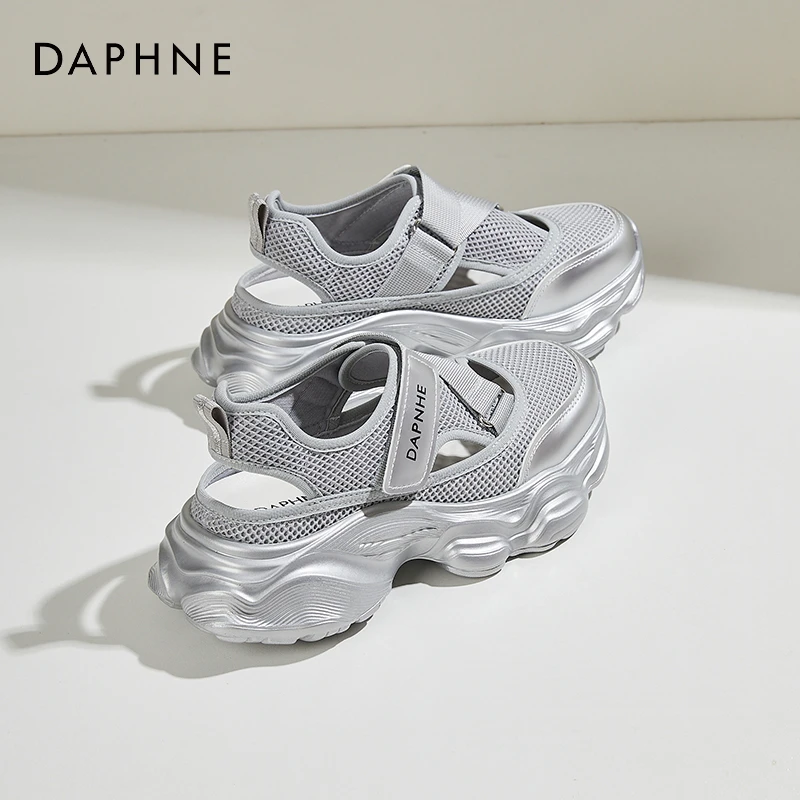 达芙妮银色镂空包头运动凉鞋女2025新款夏季网面透气厚底老爹鞋女