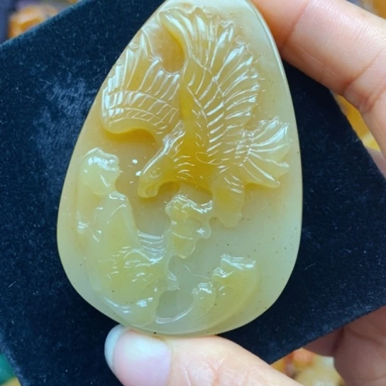 石英质玉（黄龙玉）未镶嵌颈饰