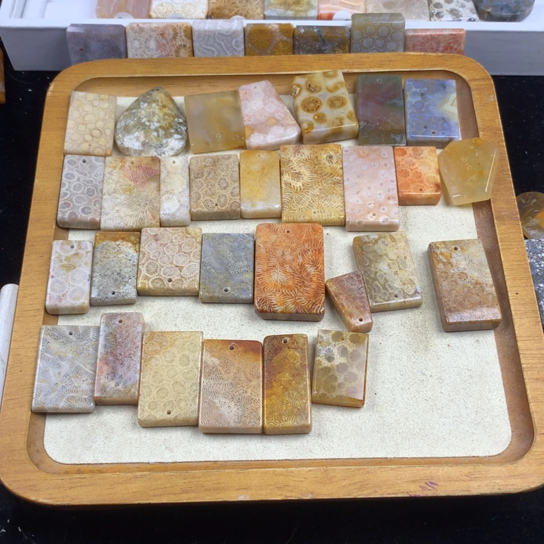 Q***₄硅化珊瑚（珊瑚玉）未镶嵌颈饰