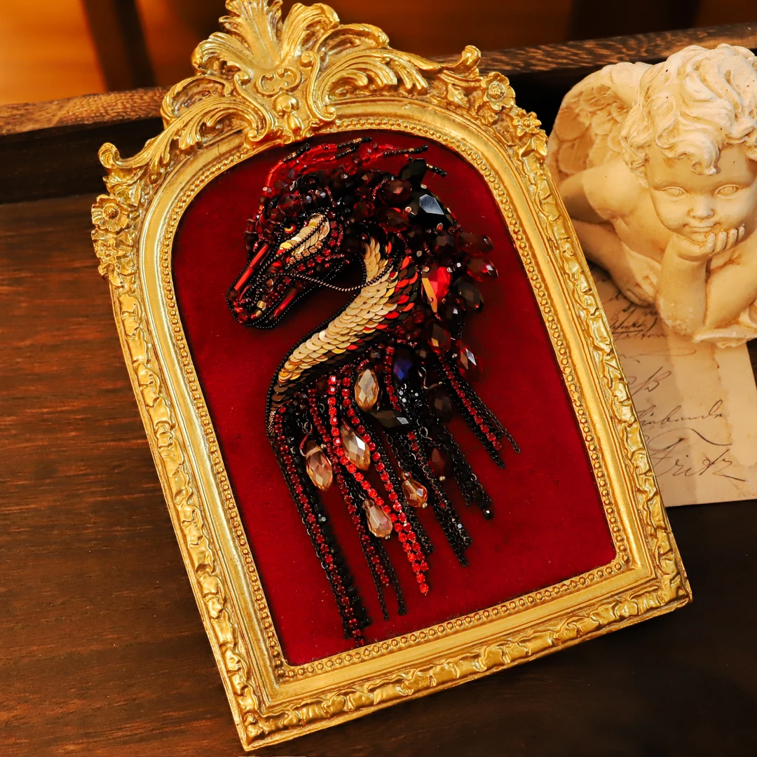 铜合金胸针 设计师作品 龙元素刺绣金色流苏中古复古风胸针