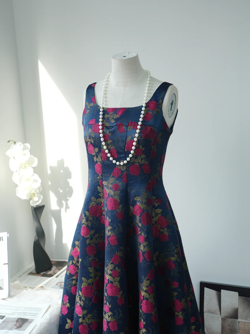 法式轻奢复古吊带连衣裙女气质玫瑰吊带裙质感高级长裙子A71121