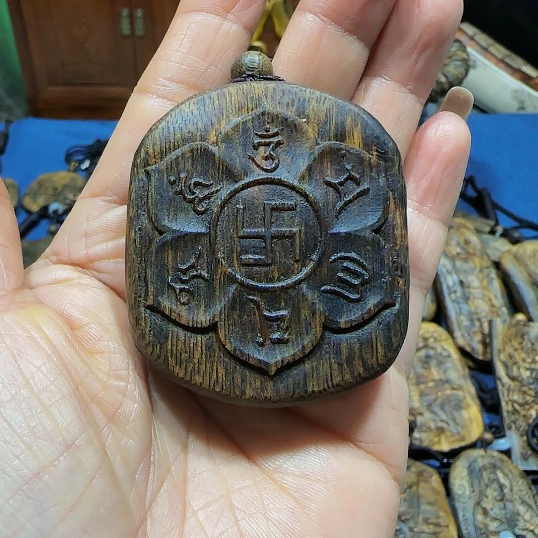 沉香吊坠山*树海南白奇糖结老料雕刻六字真言带绳20克