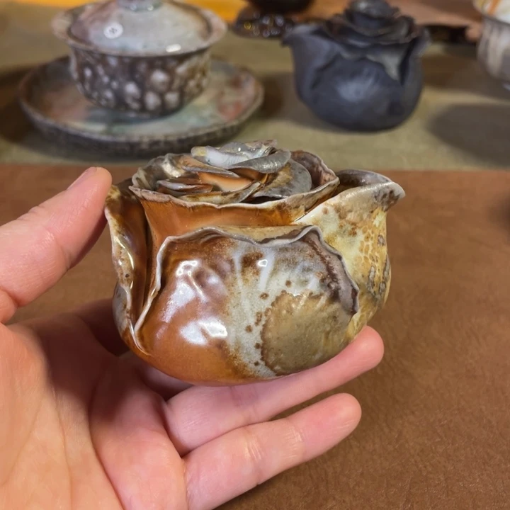 中白玫瑰宝瓶。      金灿灿。