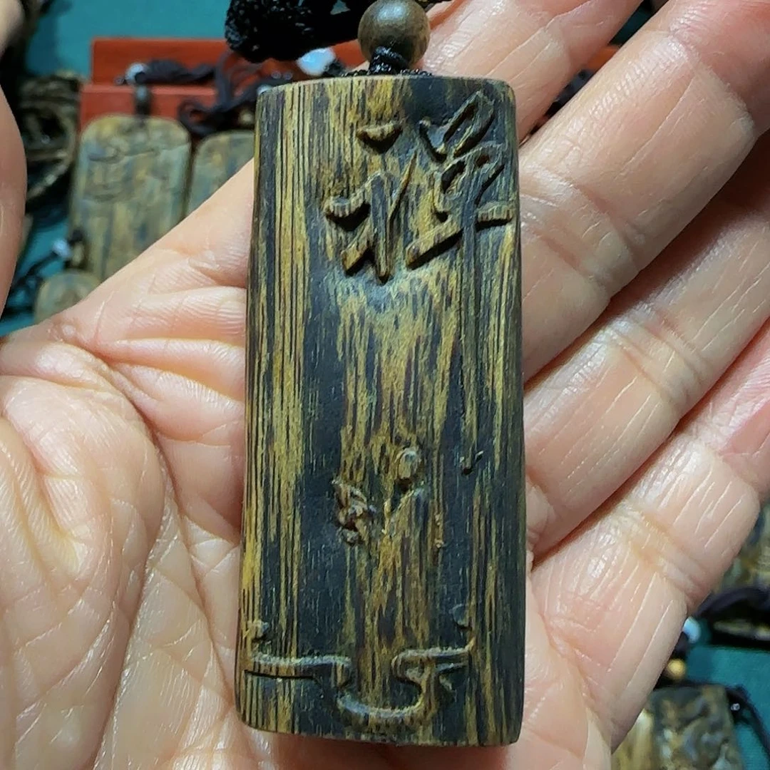 沉香吊坠海南白奇乌身老料雕刻禅字带绳9.7克