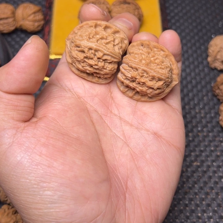 文玩核桃吊坠白狮子