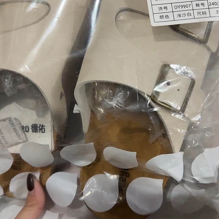 38。   白色勃肯。