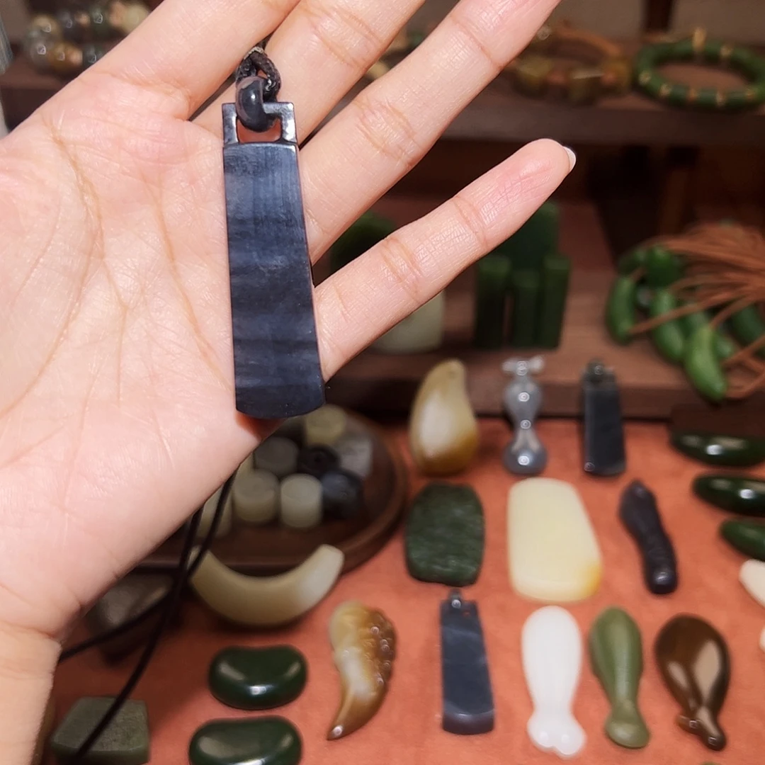 云***。和田玉未镶嵌颈饰